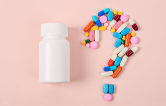 Bildet viser piller formet som et spørsmålstegn