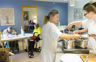 bildet viser middagsservering ved sykehjem