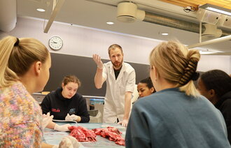 Ole Kristian Berg underviser sykepleierstudenter i anatomi ved Høgskolen i Molde