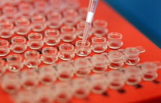 Pipetering av DNA ekstrakt fra spormateriale (blod, sæd etc.) eller personprøver (prøver fra munnhule) på Avdeling for biologiske spor divisjon Rettsmedisin og rusmiddelforskning, Folkehelseinstituttet, på Rikshospitalet i Oslo 