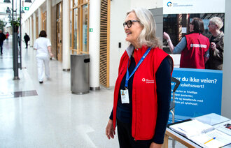Bilde viser sykehusvert Anne Margrete Riis Opheim på jobb ved Rikshospitalet