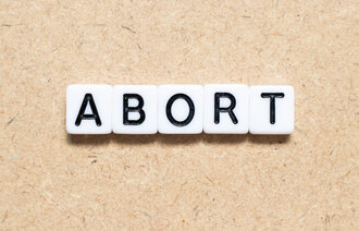Bildet viser ordet abort skrevet.