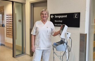 Bildet viser Anne Beathe Bohne som triller et apparat i en sykehuskorridorus