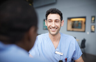 Bildet viser en smilende sykepleier