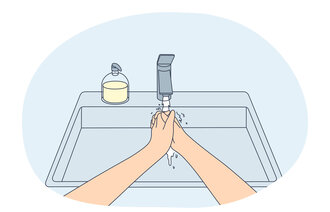 Illustrasjonene viser en som vasker hender.