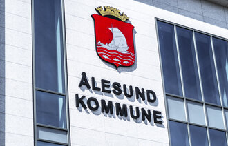 Bildet viser fasaden av Ålesund rådhus