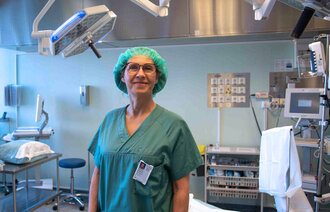 Bilde viser Marianne Jungersen inne på operasjonssalen
