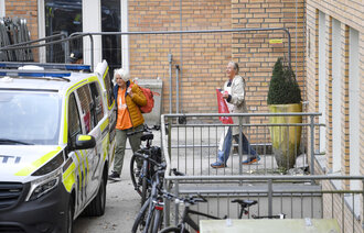 Bildet viser aksjonister som fjernes fra Rikshospitalet