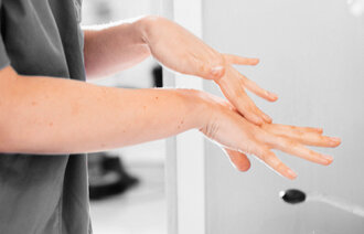 Bildet viser en sykepleier som vasker hender