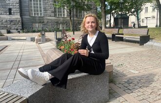 Bildet viser Frida Austbø som sitter nær fontene utenfor bankplassen i Oslo sentrum