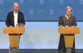 Bildet viser Mæland og Kjerkol på pressekonferansen