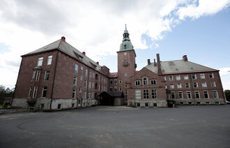 Bildet viser Dikemark sykehus sett fra utsiden.