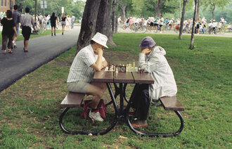 Bilde av to eldre menn som spiller sjakk i parken