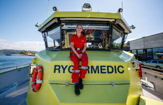 Bildet viser sykepleier på ambulansebåt