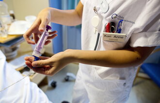 Bildet viser en sykepleier på jobb på Radiumhospitalet.