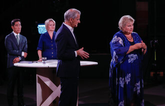 Bildet viser Jonas Gahr Støre og Erna Solberg i en TV-sendt debatt