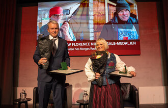 Bildet viser intensivsykepleier Åge Bøyum og operasjonssykepleier Hilde Marie Nilsen etter å ha mottatt Florence Nightingale-medaljen.