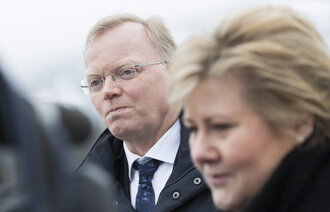 Bildet viser Sindre Finnes og statsminister Erna Solberg 