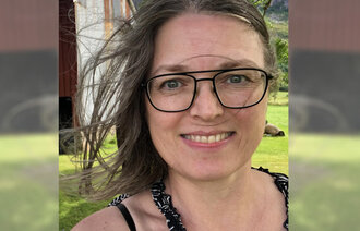 Bildet viser Monika Sørsæther i sommerlige omgivelser