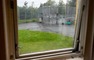 Bildet viser utsikten fra et av vinduene ved sikkerhetsavdelingen på Dikemark