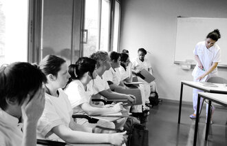 Bildet viser en lærer med sykepleierstudenter