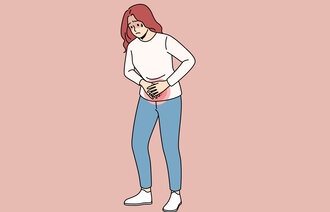 Illustrasjonen viser en kvinne med vondt i magen.
