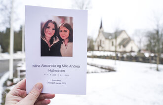 Bildet viser begravelsesprogrammet for tvillingene Mina Alexandra og Mille Andrea Hjalmarsen, som ble funnet døde av overdose i Spydeberg.