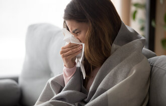 Bildet viser en kvinne som er syk