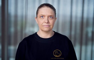 Bildet viser et portrett av Eline Grelland Røkholt