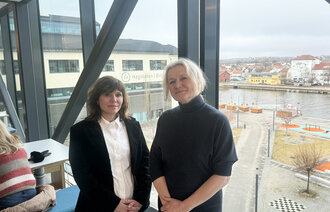 Bildet viser forskerne Christina Grundstrøm og Mona Jerndahl Fineide.