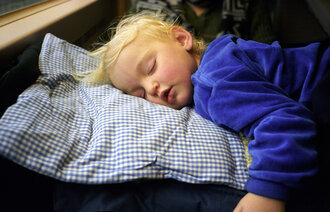Bildet viser en et lite barn som sover