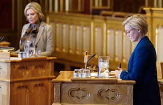 Bildet viser helse- og omsorgsminister Ingvild Kjerkol og Frps Sylvi Listhaug i spørretimen på Stortinget