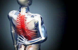 Bilde viser en illustrasjon av et skjelett med smerte i ryggen