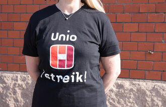 Bildet viser en kvinne med en t-skjorte som det står Unio på.