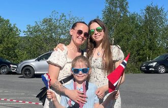 Bildet viser Linda Kristengård sammen med sine to barn