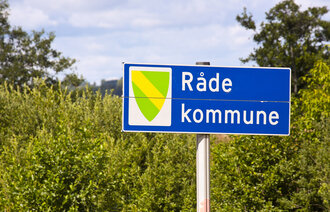 Bildet viser et skilt som det står Råde kommune på