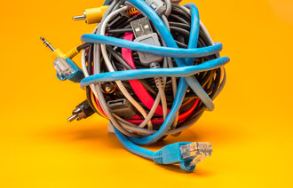 bildet viser en haug med ledningkaos