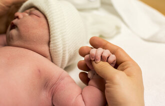 Bildet viser en nyfødt baby.