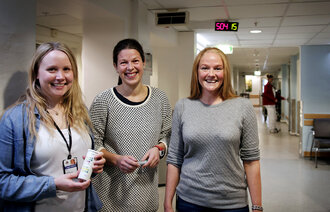 Bildet viser lege Ingvild Vik (til venstre) og sykepleierne Tonje Denstad With og Jenny Straheim