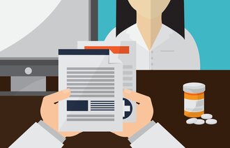 Illustrasjonen viser en sykepleier, en datamaskin og papirer.
