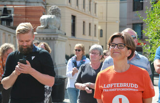 Eli Gunhild Bye holdt appell på markeringen av streiken mot Kreftforeningen utenfor Stortinget 10. aug 2017