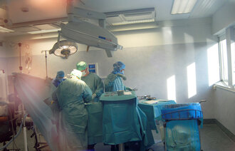 Viser leger og operasjonssykepleiere på Sykehuset i Lofoten