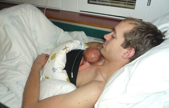 Nyfødt barn ligger på fars bryst på Intensivavdelingen for nyfødte ved Sykehuset Innlandet i Elverum.