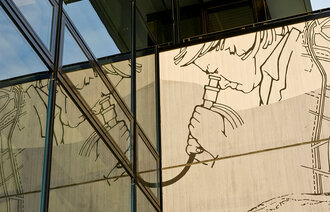 Bildet viser et utsnitt av fasaden på Oslomet studiested Kjeller.