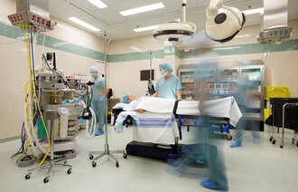 Medisinsk team diskuterer på operasjonsstue