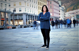 Portrett av stressforsker og sykepleier Anette Harris på Torgallmenningen i Bergen.