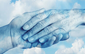 Bildet viser hender som holder hverandre med himmel og skyer i bakgrunnen. 