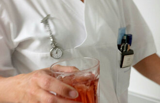 Sykepleier med glass saft
