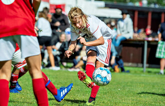 Unge som spiller fotball i Dana-cup