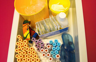 Bildet viser utstyr til å ta blodprøver.